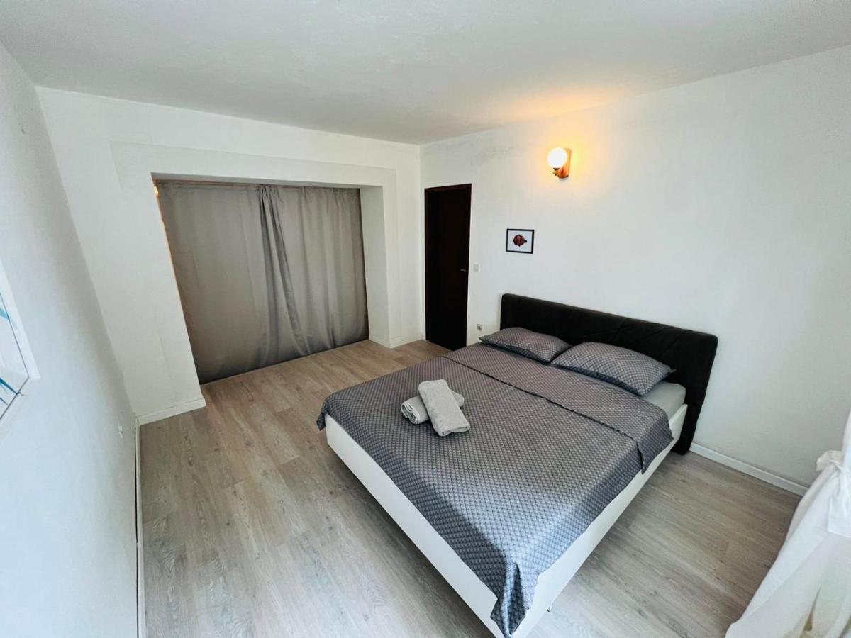 Sea Breeze Apartments With Private Beach And Boat Anchorage Stara Novalja Bagian luar foto