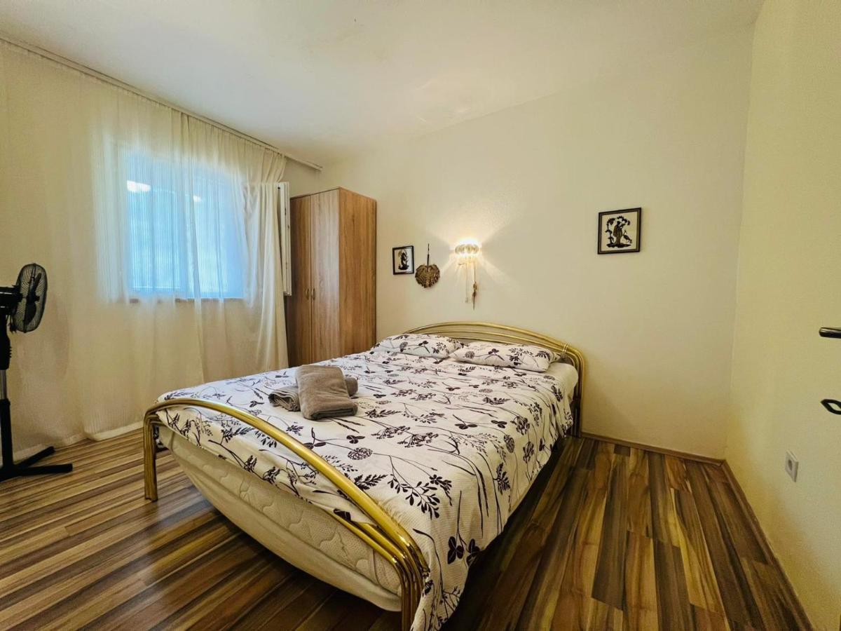 Sea Breeze Apartments With Private Beach And Boat Anchorage Stara Novalja Bagian luar foto