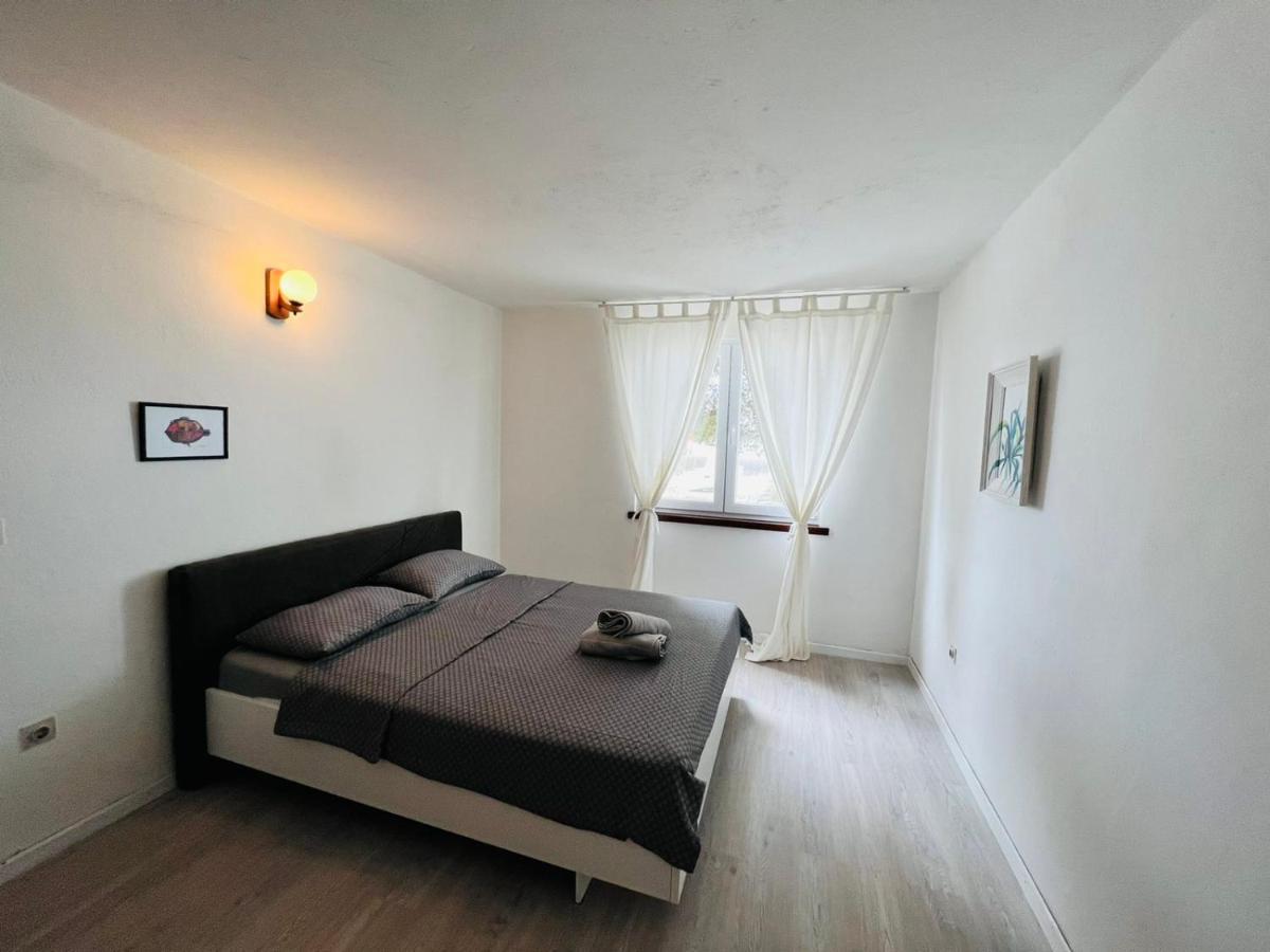Sea Breeze Apartments With Private Beach And Boat Anchorage Stara Novalja Bagian luar foto