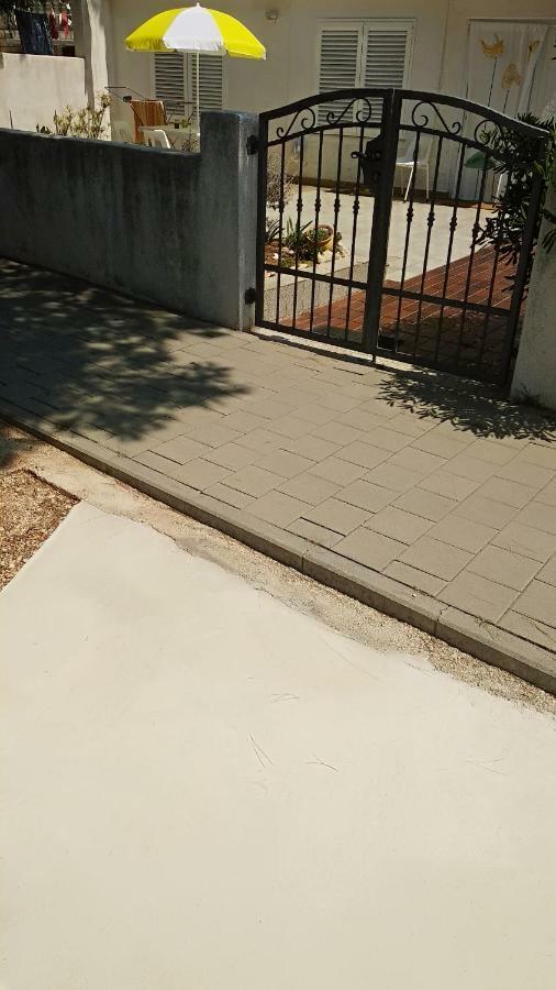 Sea Breeze Apartments With Private Beach And Boat Anchorage Stara Novalja Bagian luar foto